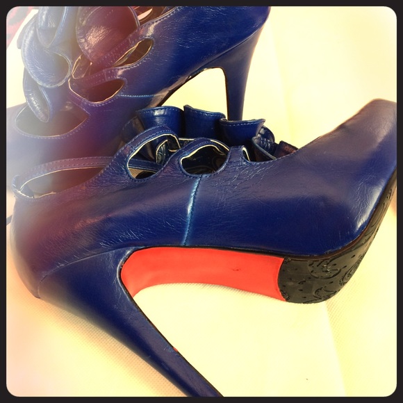 NEW* Blue dallian flower pumps ..detachable flower