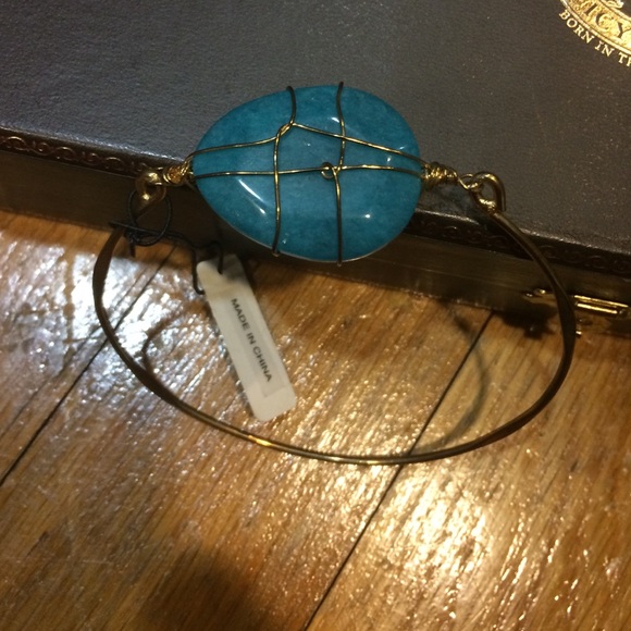 ️NWT gold bracelet w blue gem