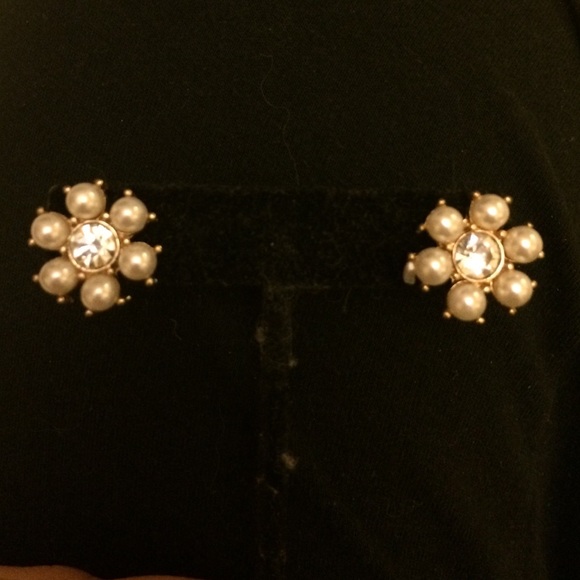 Pearl earrings with crystal center