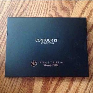 Anastasia Contour kit light to medium