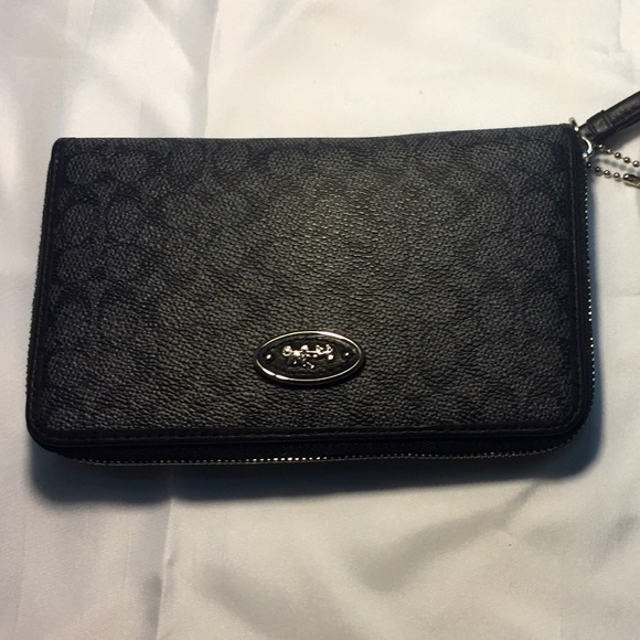 NWT Coach Signature Zip Around Wristlet