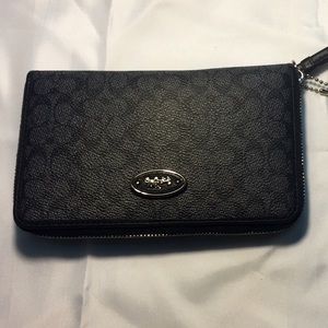 NWT Coach Signature Zip Around Wristlet