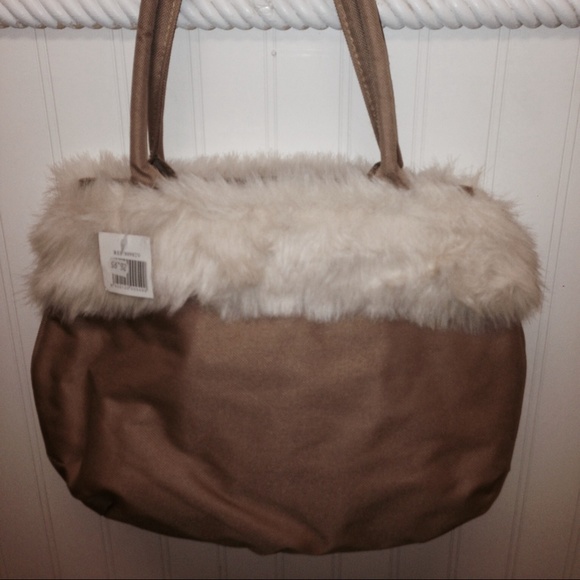 Tan purse with faux fur trim