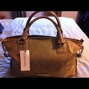 NWT. CALVIN KLEIN leather purse.