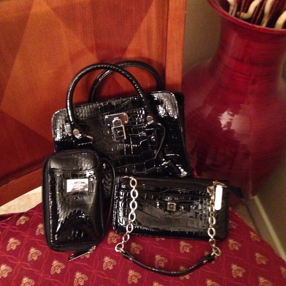 Matching black accessories set