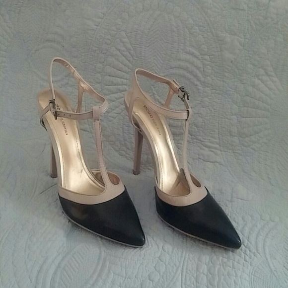 BCBGENERATION  LEATHER T STRAP HEEL.