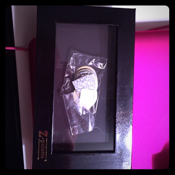 Make up geek eye shadows with Z- Pallet