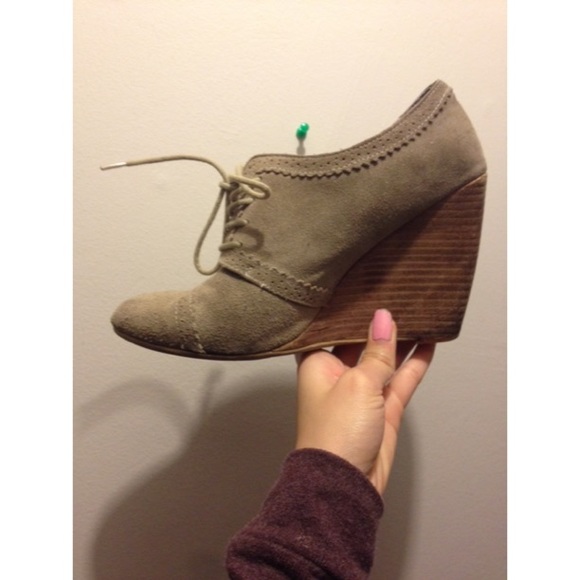 Size 7.5 ALDO Olive Wedges