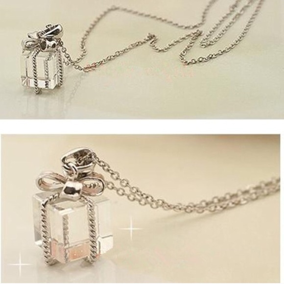 Jewelry - Gorgeous transparent gift box necklace