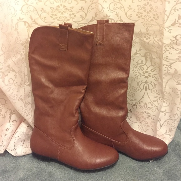 Brown boots with gold zipper! 😍