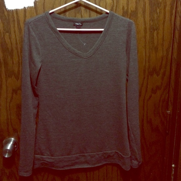 Light weight long sleeve sweater material