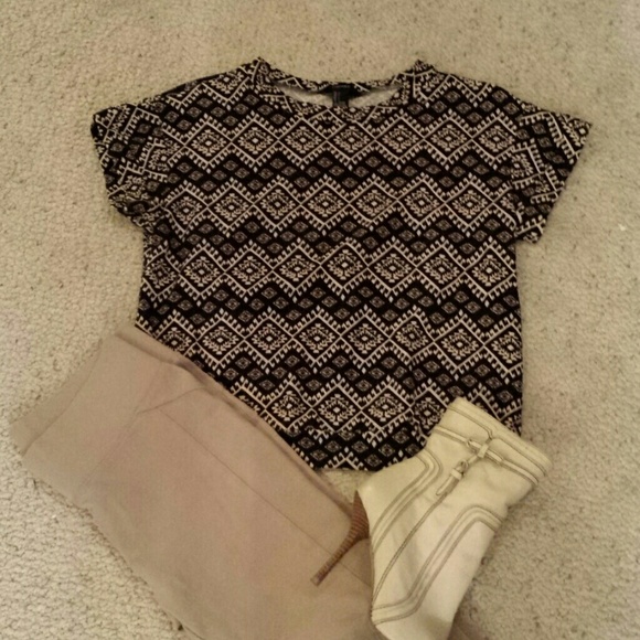 🌺5/$15🌺F21!Black & Beige Aztec Top