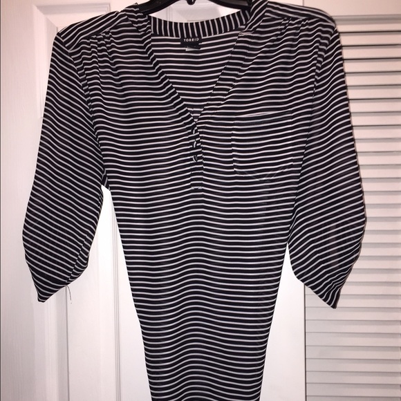 Mid sleeve black and white shirt