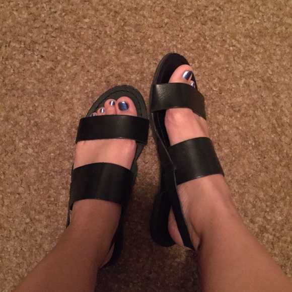 Super cute + simple black sandal
