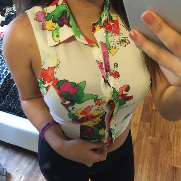 ❌⭕️⭕️SOLD⭕️⭕️❌Floral XOXO Crop Top - Picture 1 of 4