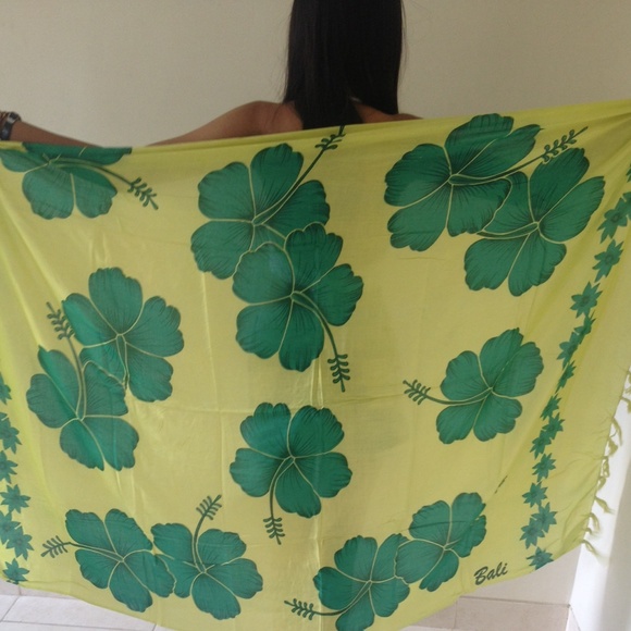 HOLD! Gorgeous green hibiscus motif sarong - Picture 2 of 2