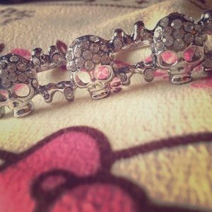 Skull & crossbones two finger ring!😍