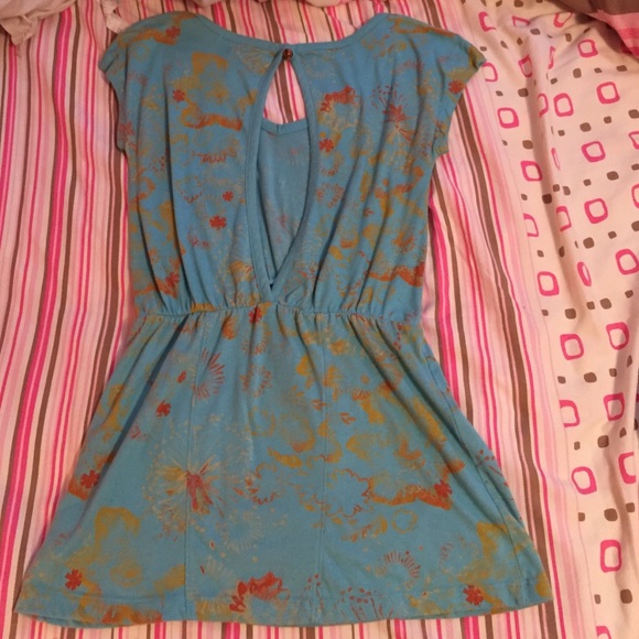 Open back tee. - Picture 2 of 4