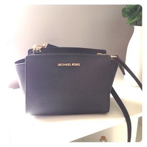 Michael Kors mini saffiano messenger bag (black)