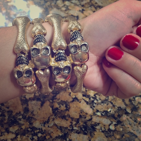 ✨ HP PICK ✨ Gold Skull & Bones Bracelet 💎