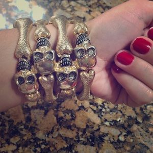 ✨ HP PICK ✨ Gold Skull & Bones Bracelet 💎