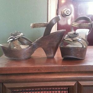 Flora Wedge Olive and Faux Wood w/ Flower Detail