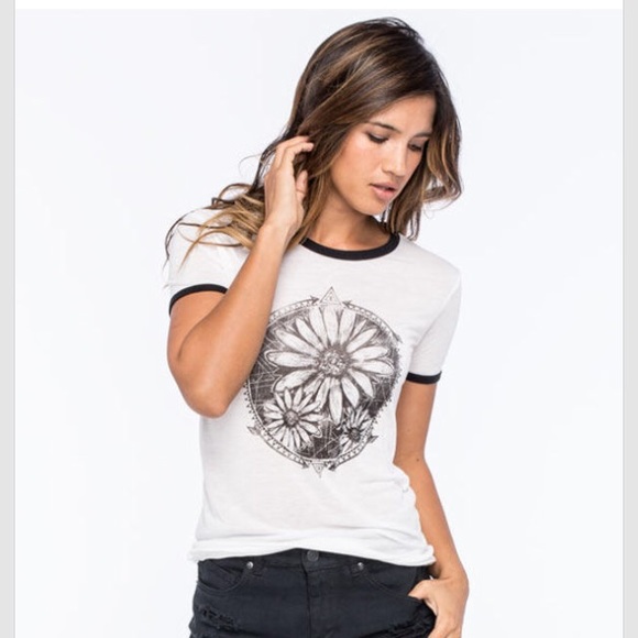 NWT DAISY WOMENS TEE