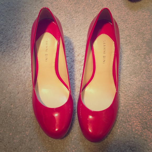 🎀New Listing🎀Gianni Bini red pumps