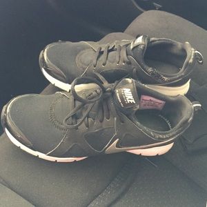 Size 7 Nike In season TR2