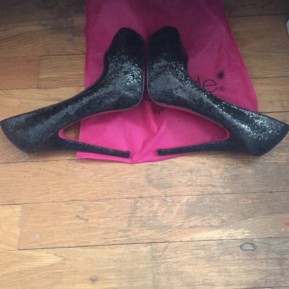 Black sparkly heels with pink bottom - Picture 3 of 3