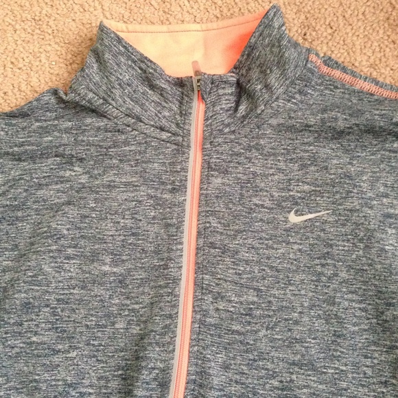 Nike top - Picture 2 of 4
