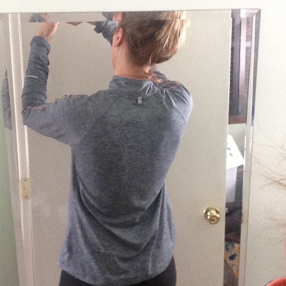 Nike top - Picture 4 of 4