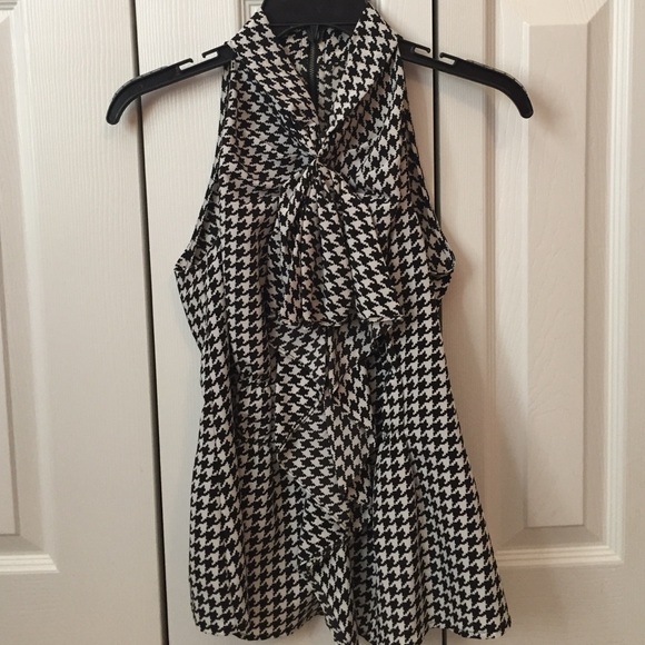 Houndstooth sleeveless blouse