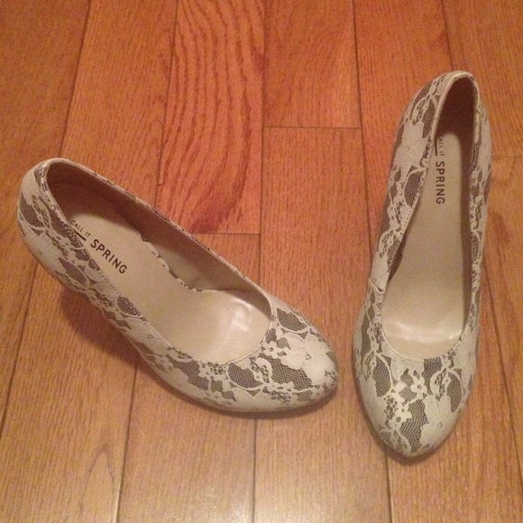 Lace pumps! 👠🎉