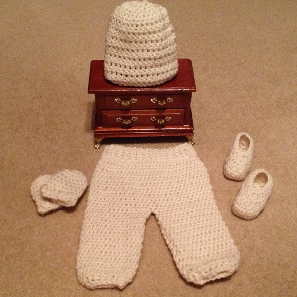 One set baby stuff ( Hat, Pants, booties &mittens)