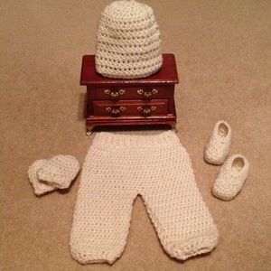One set baby stuff ( Hat, Pants, booties &mittens)