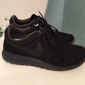 Black Nike Roshe Run