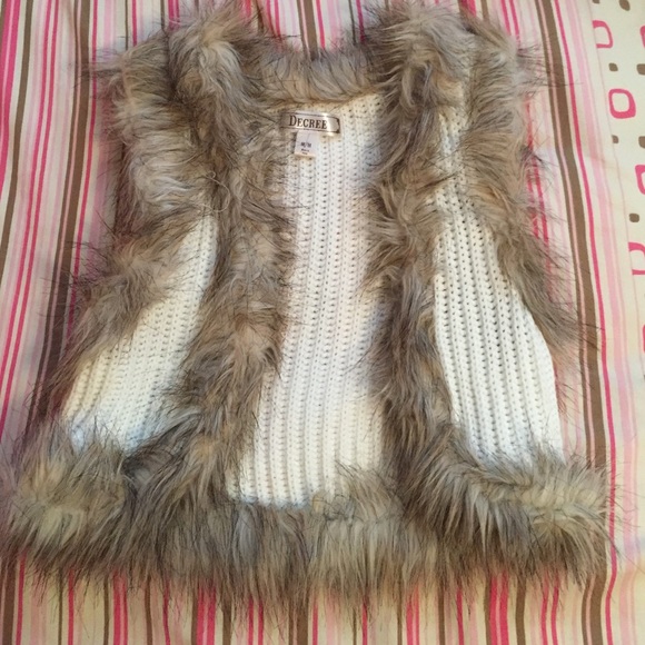 Decree Outerwear - Fur vest