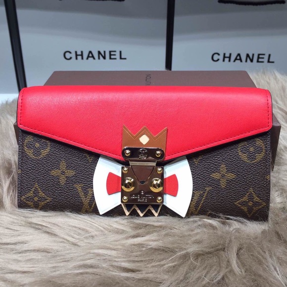 LV tribal mask chain wallet🎀no trade🎀