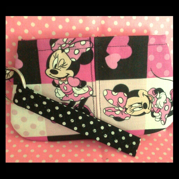 NEW! MINNIE MOUSE WRISTLET 2-in-1