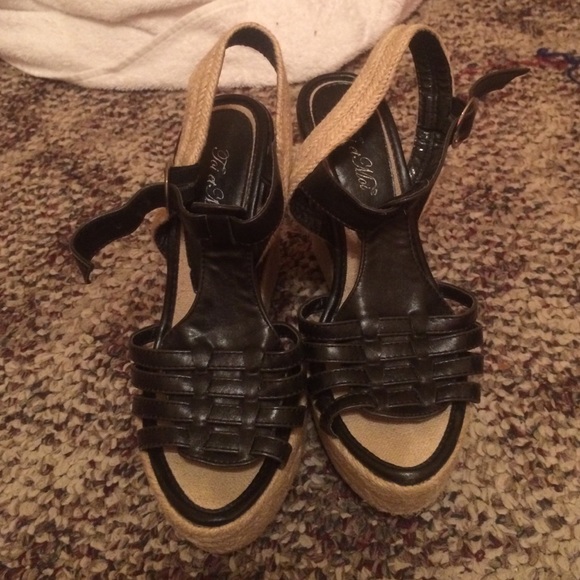Black Heals, Open In the Front and Around