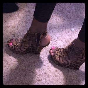 NEVER WORE Black&brown Cheetah print wedges 😍😍😍