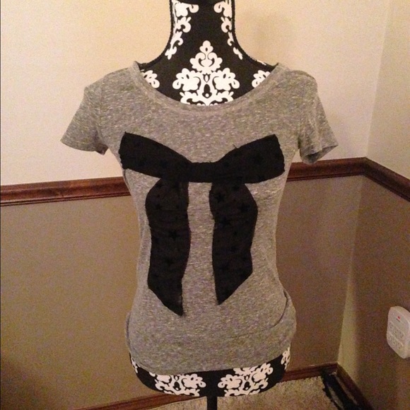 Grey Aerie bow graphic tee