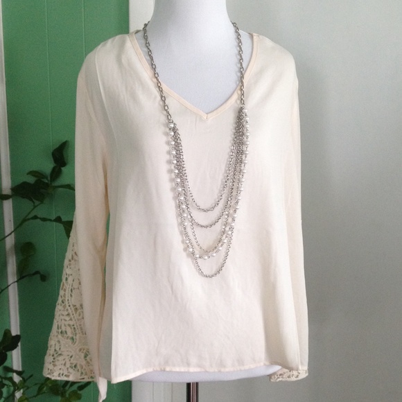 Tops - NWOT🎉Gorgeous off white Blouse😍