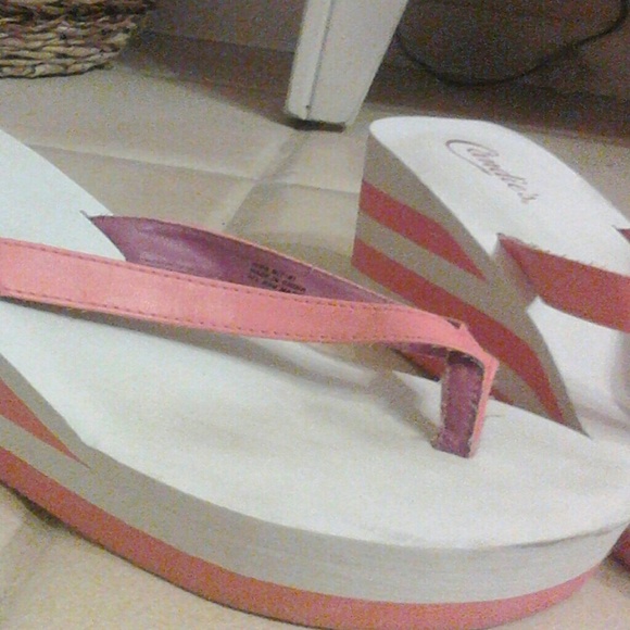 Candie's flip flop wedges