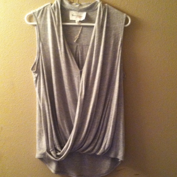 Two by vince camuto light grey top