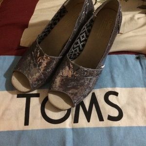 TOMS SEQUIN WEDGES