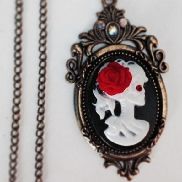 💀 SALE 💀Gorgeous Skeleton Cameo Necklace 💀