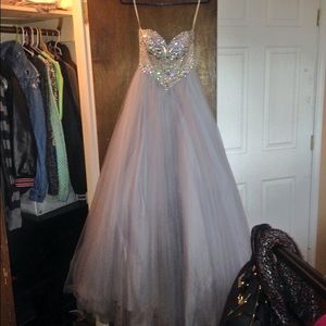 BEAUTIFUL prom dress, negotiable.💕