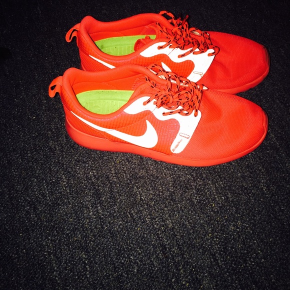 Crimson/yeezy red roshe run